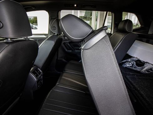 Certified 2023 Volkswagen Tiguan SE R-Line FWD image 25