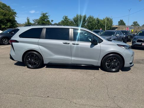 Used 2026 Toyota Sienna XSE AWD/4WD image 11