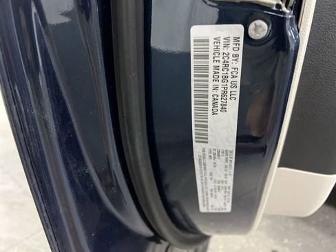 Used 2023 Chrysler Pacifica Touring-L FWD image 33
