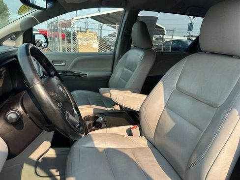 Used 2016 Toyota Sienna XLE FWD image 17