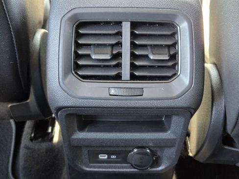 Used 2023 Volkswagen Tiguan SE image 13