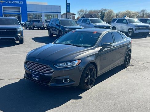 Used 2016 Ford Fusion SE FWD image 2