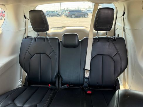 Used 2020 Chrysler Voyager Lxi FWD image 15