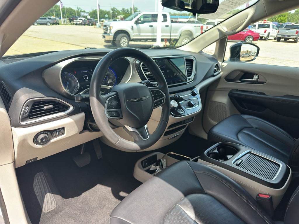 Used 2024 Chrysler Pacifica Touring-L FWD image 13