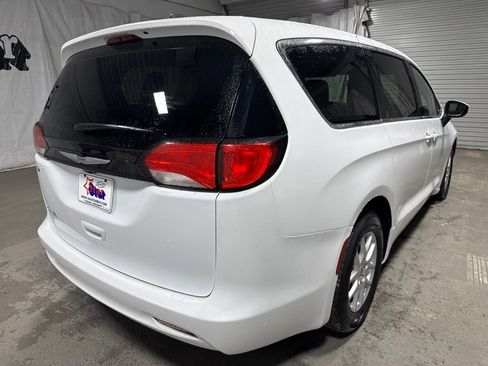 Used 2022 Chrysler Voyager LX FWD image 7