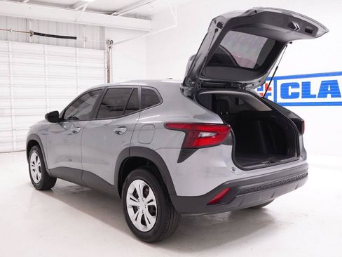 Used 2025 Chevrolet Trax LS FWD image 31