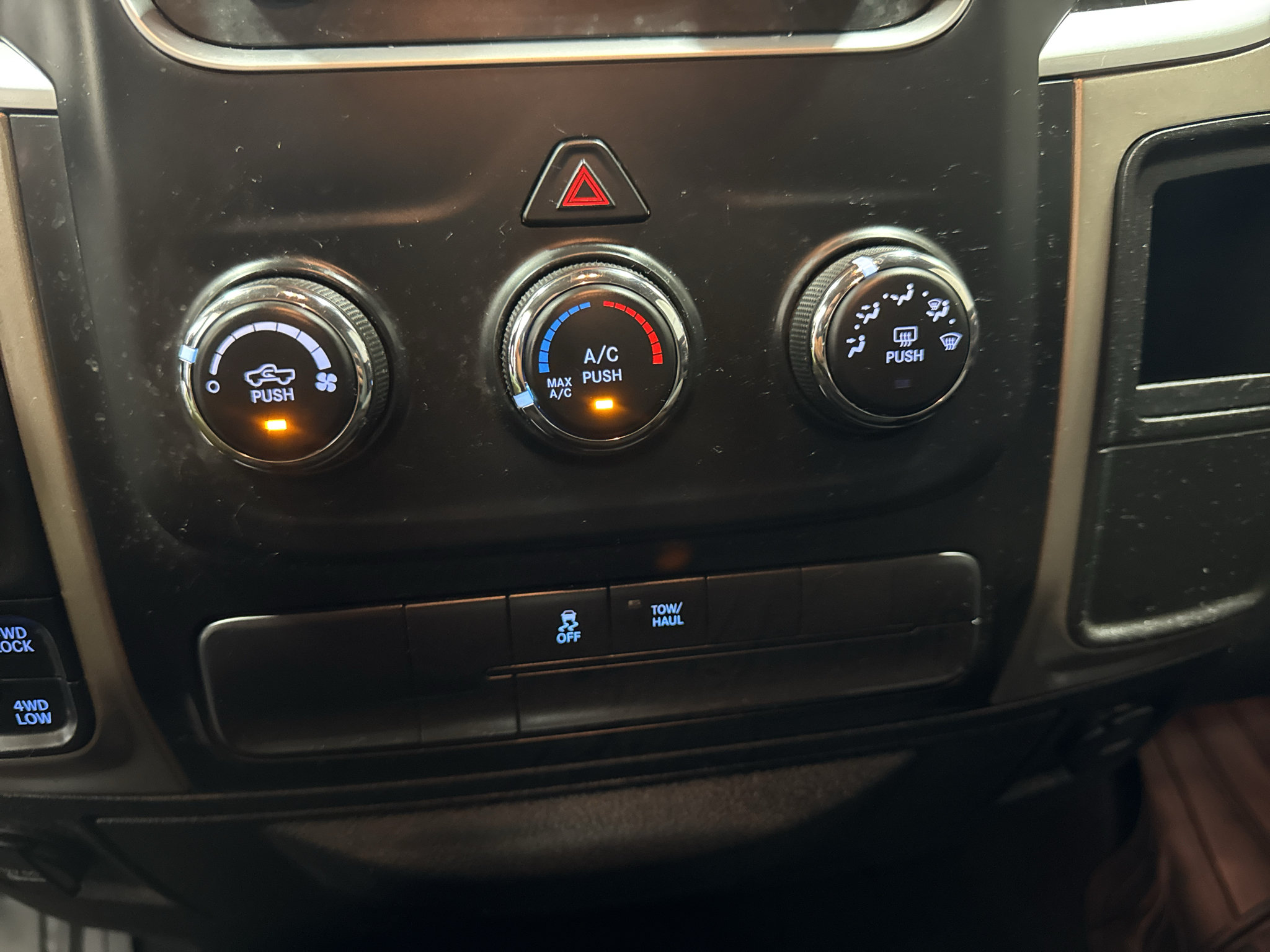 Used 2018 RAM 1500 Classic SLT AWD/4WD image 24