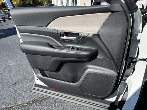 Used 2024 Toyota Grand Highlander Limited image 18