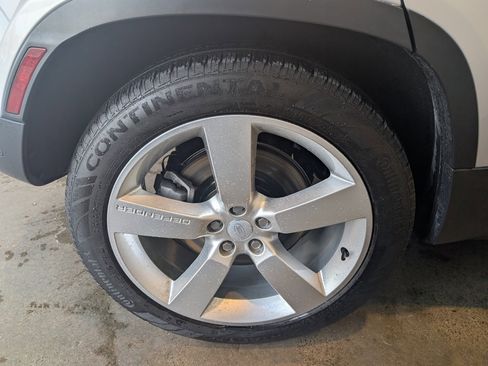 Used 2024 Land Rover Defender 110 SE image 8