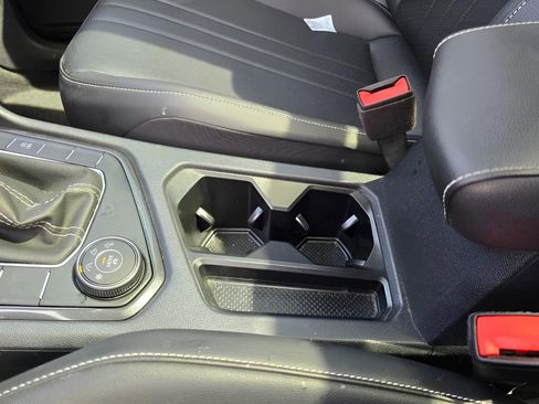 Used 2022 Volkswagen Tiguan SE w/ Panoramic Sunroof Package AWD/4WD image 11