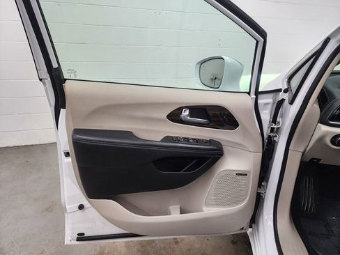 Used 2022 Chrysler Pacifica Limited FWD image 9