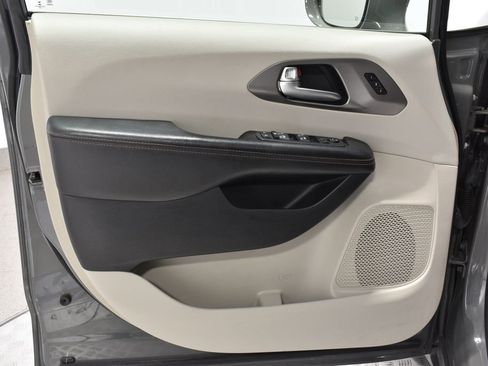 Used 2020 Chrysler Pacifica Touring-L Plus image 9