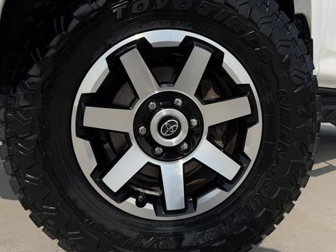 Used 2018 Toyota 4Runner TRD Off-Road Premium AWD/4WD image 9