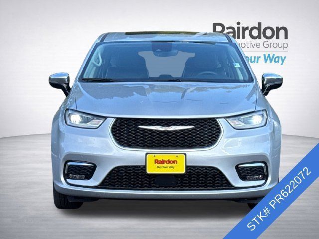 Used 2023 Chrysler Pacifica Limited FWD image 3