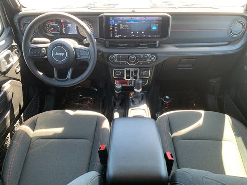 Used 2025 Jeep Wrangler Unlimited Rubicon AWD/4WD image 16