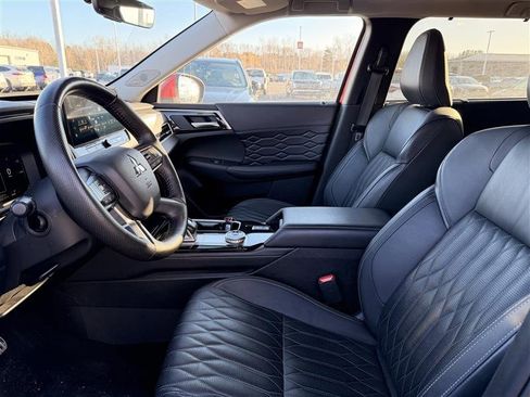 Used 2025 Mitsubishi Outlander SEL image 2