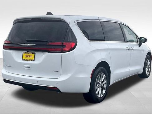 New 2026 Chrysler Pacifica Select image 13