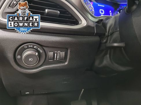 Used 2025 Chrysler Pacifica Select FWD image 28