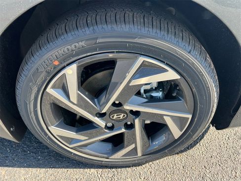 Certified 2025 Hyundai Elantra Limited image 12