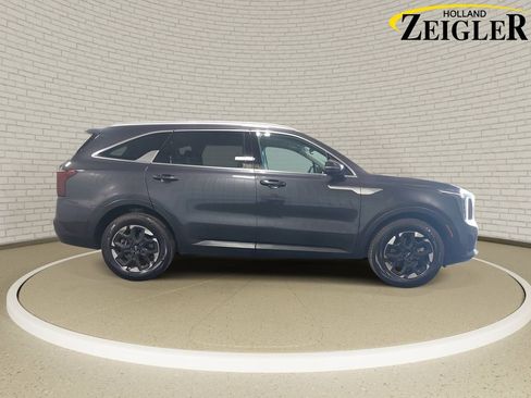 Used 2025 Kia Sorento S w/ Panoramic Sunroof Package FWD image 4