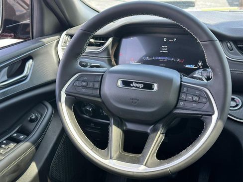 Used 2025 Jeep Grand Cherokee Altitude AWD/4WD image 12