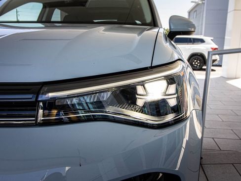 Certified 2025 Volkswagen Taos SE w/ Panoramic Sunroof Package FWD image 6