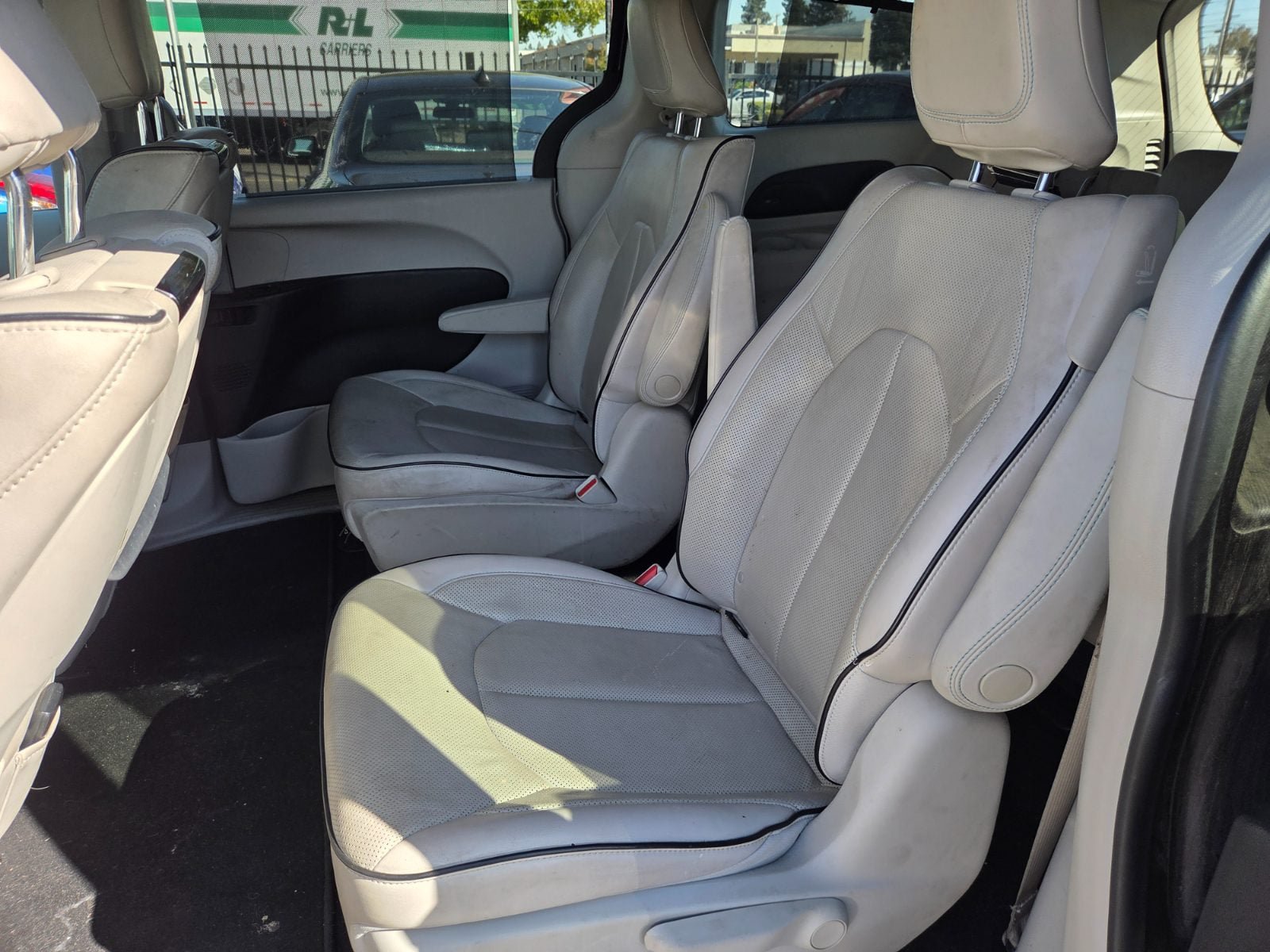Used 2018 Chrysler Pacifica Limited w/ Advanced Safetytec Group FWD image 7
