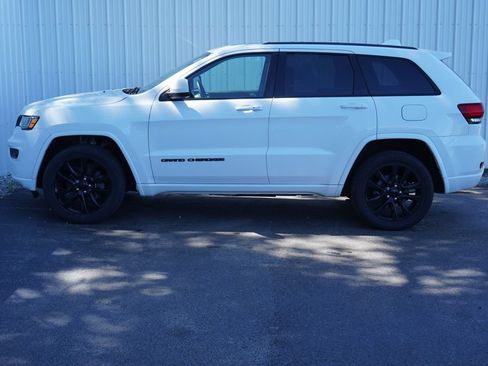 Used 2019 Jeep Grand Cherokee Altitude AWD/4WD image 3