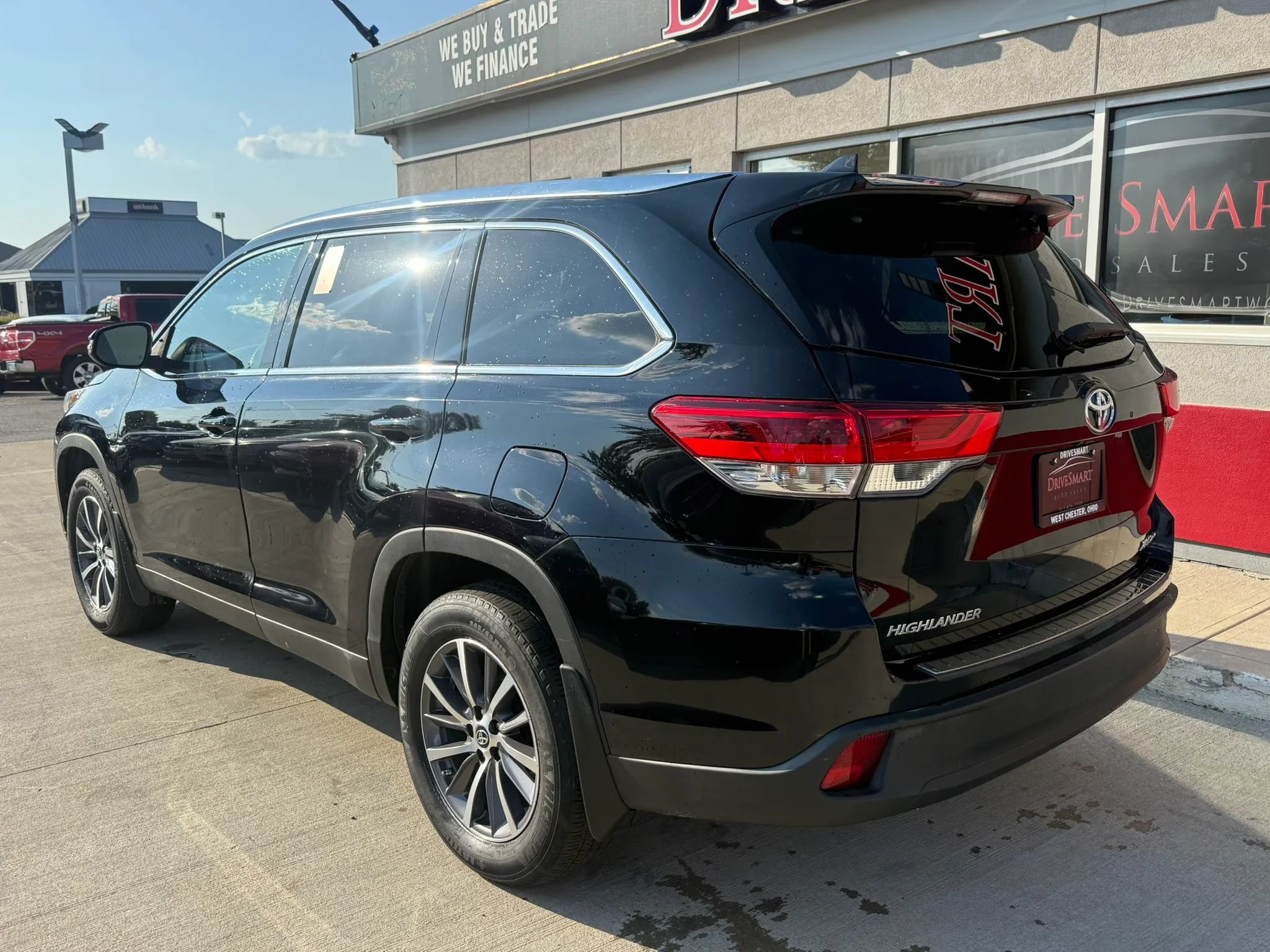 Used 2019 Toyota Highlander XLE AWD/4WD image 4
