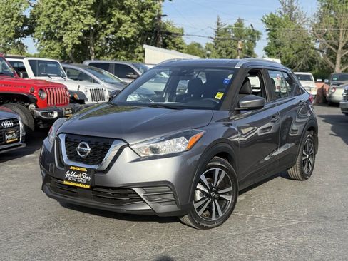 Used 2020 Nissan Kicks SV image 3