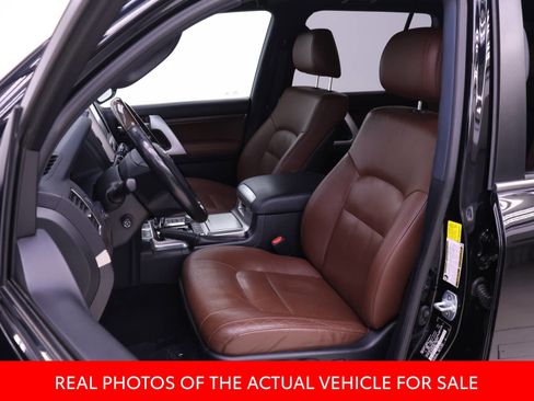 Certified 2019 Toyota Land Cruiser w/ Four Season Floor Mat Package AWD/4WD image 4