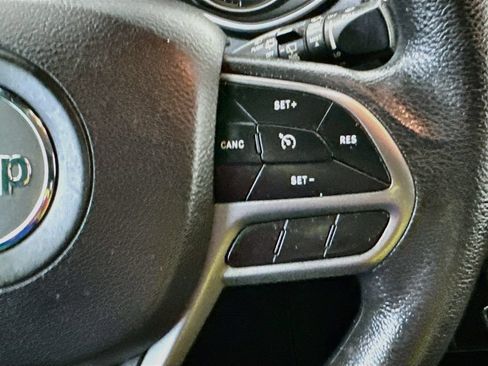 Used 2019 Jeep Cherokee Latitude w/ Popular Appearance Group FWD image 25