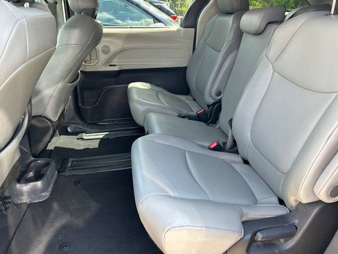 Used 2023 Toyota Sienna XLE FWD image 15