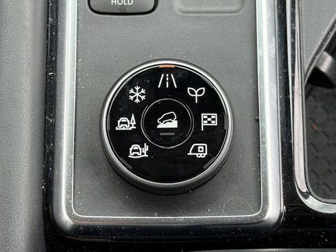 Used 2023 Nissan Pathfinder SL w/ Black Appearance Package image 23