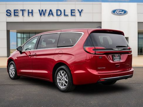 Used 2025 Chrysler Pacifica Select FWD image 5