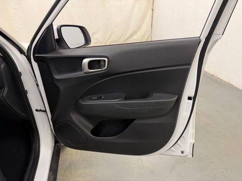 Used 2022 Hyundai Venue SEL image 9