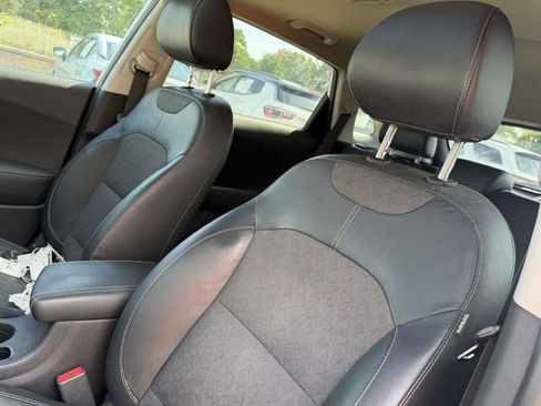 Used 2017 Kia Niro EX FWD image 16