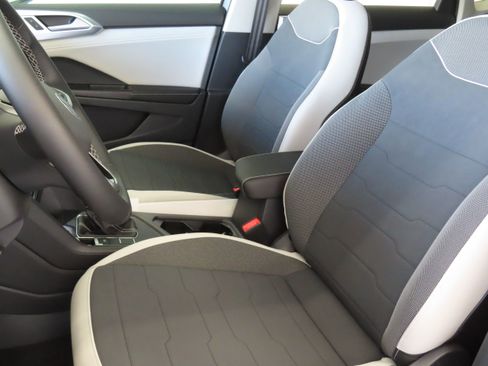 New 2026 Volkswagen Taos SE FWD image 12