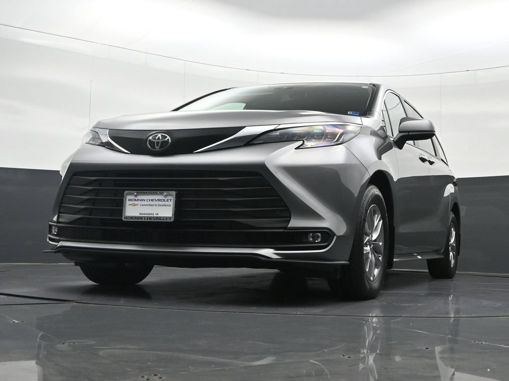 Used 2026 Toyota Sienna XLE FWD image 40