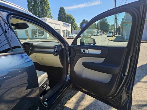 Used 2021 Volvo XC40 T5 Momentum w/ Premium Package AWD/4WD image 10