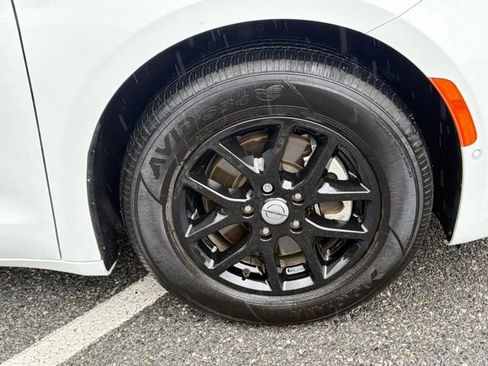 Used 2021 Chrysler Pacifica Touring-L w/ Premium & Safety Sphere Group FWD image 11