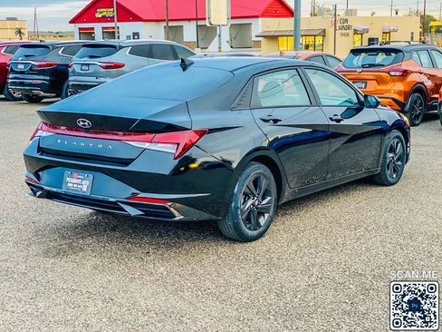 Used 2021 Hyundai Elantra SEL w/ Convenience Package image 8