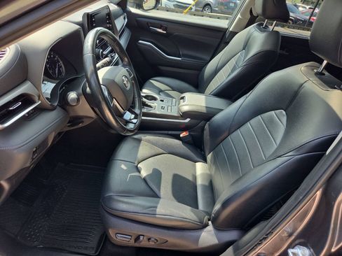 Used 2021 Toyota Highlander XLE AWD/4WD image 19