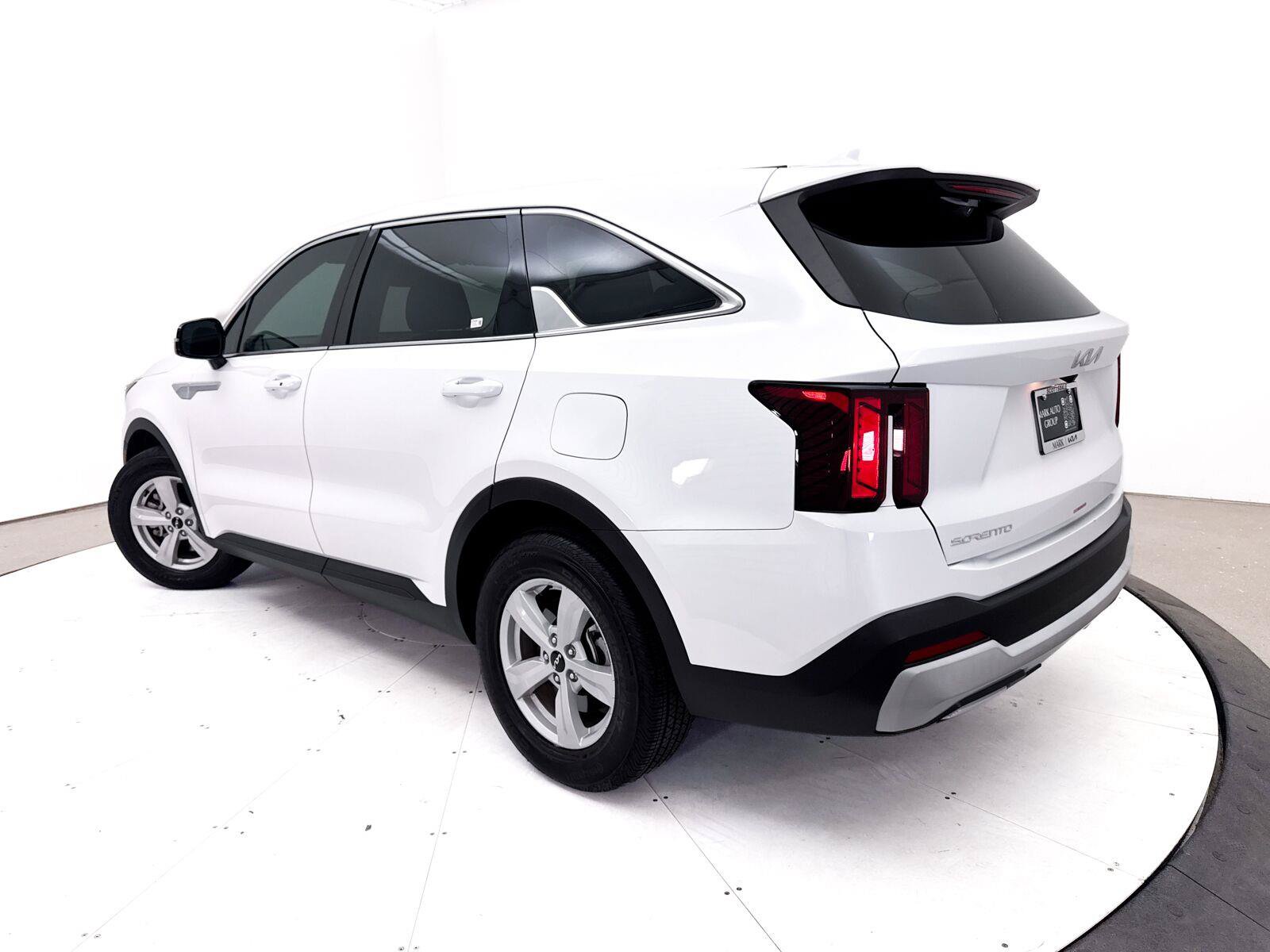 Used 2025 Kia Sorento LX FWD image 2