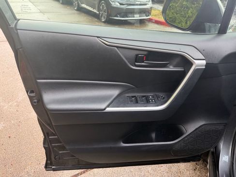 Used 2020 Toyota RAV4 LE w/ All Weather Liner Package AWD/4WD image 12