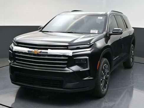 New 2026 Chevrolet Traverse LT w/ Sun and Wheel Package FWD image 3