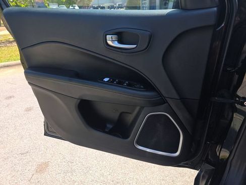 Used 2018 Jeep Compass Latitude FWD image 27
