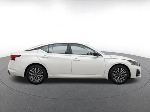 Used 2025 Nissan Altima 2.5 SV FWD image 9