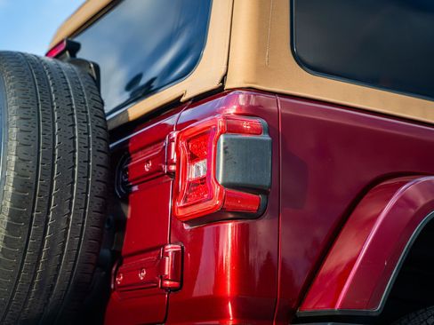 Used 2021 Jeep Wrangler Unlimited Sahara w/ Cold Weather Group image 15