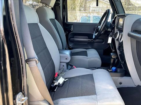 Used 2010 Jeep Wrangler Unlimited Sahara image 9